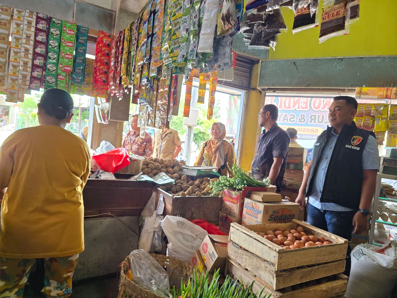 SIDAK PASAR: Tim Badan Pangan Nasional memantau harga komoditas strategis di Pasar Umum Caruban guna menjaga stabilitas pangan menjelang Ramadan. LODITYA FERNANDES/RADAR MADIUN