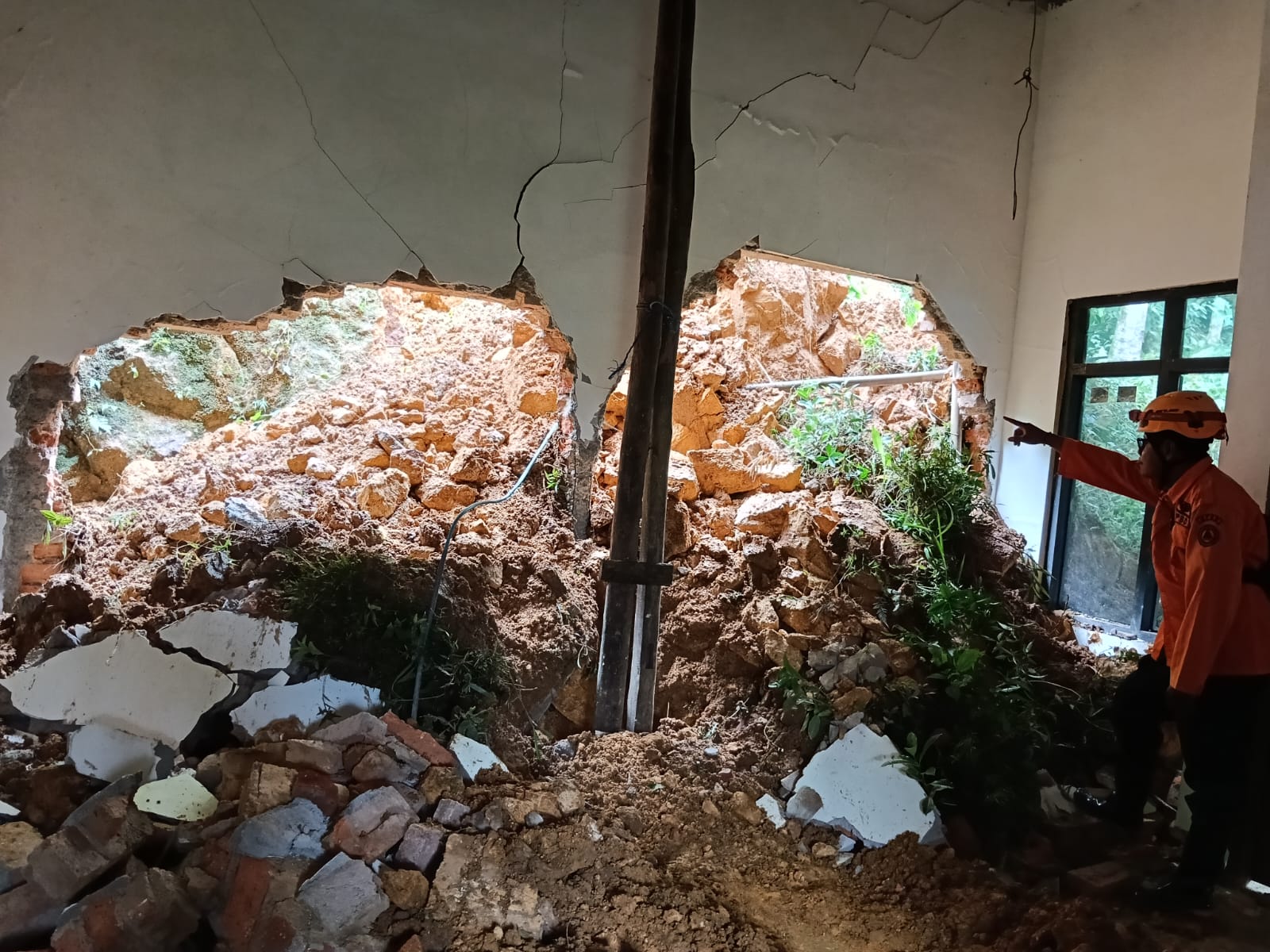 BENCANA LONGSOR: Rumah warga di Dukuh Purworejo, Desa Gedangan, Ngrayun rusak setelah diterjang longsor akibat hujan berkepanjangan. SUGENG DWI N/RADAR PONOROGO