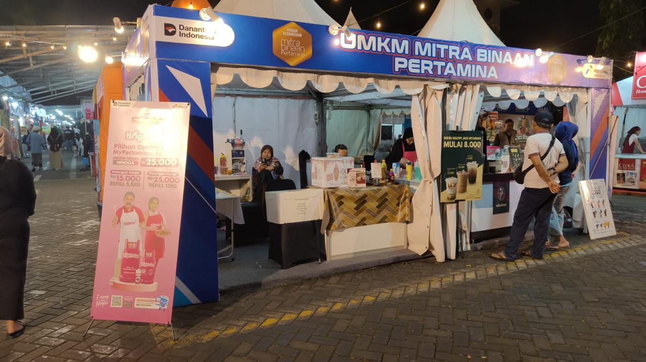 BAZAAR RAMADAN: Pengunjung memadati Bazaar Al Madinah di kawasan Masjid Al-Akbar Surabaya untuk berburu takjil sekaligus memanfaatkan promo Bright Gas Pertamina.