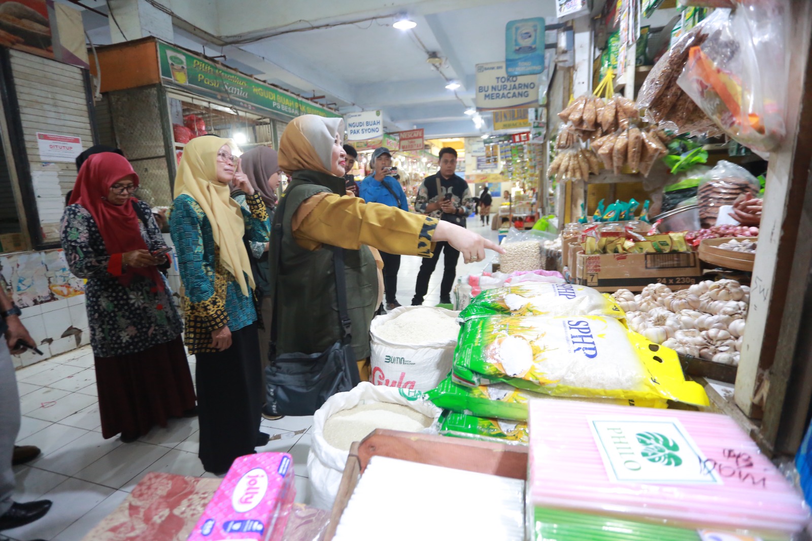 DISTRIBUSI PANGAN: Bulog Madiun memastikan pasokan beras SPHP dan MinyaKita tetap aman melalui distribusi rutin ke pasar menjelang Ramadan dan Lebaran. BAGAS BIMANTARA/RADAR MADIUN