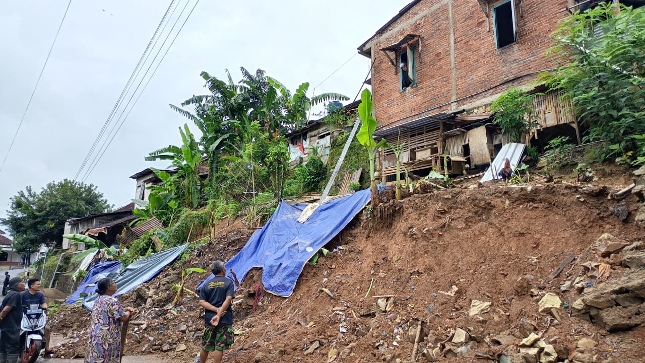 RAWAN LONGSOR: Kondisi talud di Lingkungan Pucangrejo, Kelurahan Pucangsewu, Pacitan, yang longsor dan mengancam empat rumah warga. NUR CAHYONO/RADAR PACITAN