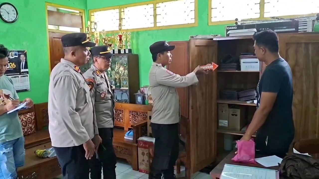 OLAH TKP: Polisi melakukan pemeriksaan di SDN 2 Cangakan, Kasreman, Ngawi, setelah aksi pencurian perangkat sekolah oleh tiga remaja. ASEP SYAEFUL/RADAR NGAWI