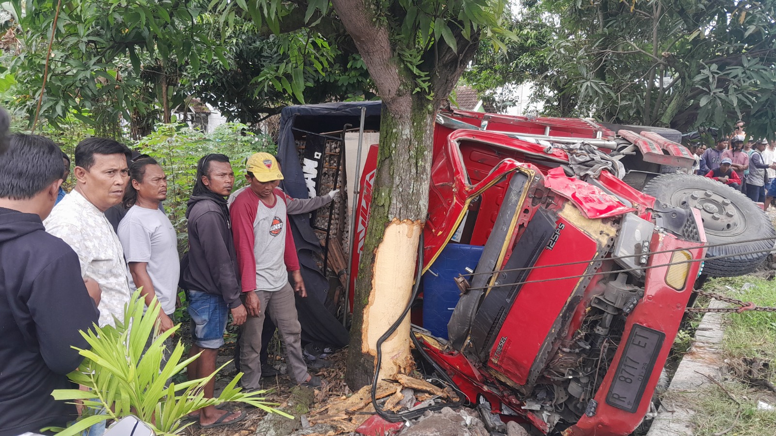 EVAKUASI: Petugas dan warga mengevakuasi korban yang terjepit kabin truk usai kecelakaan di Jalan Ngawi&ndash;Mantingan, Desa Ngale, Paron. ASEP SYAEFUL/RADAR NGAWI