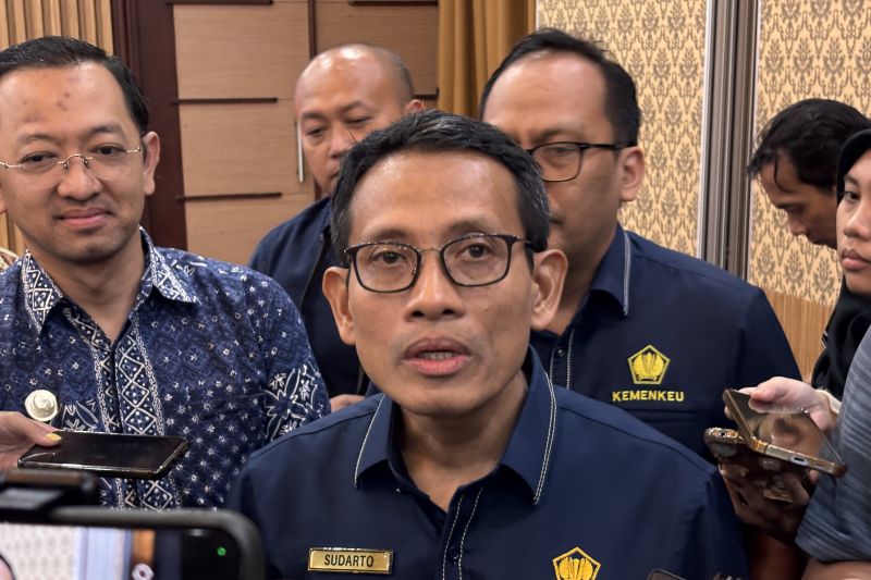 Direktur Utama Lembaga Pengelola Dana Pendidikan (LPDP) Sudarto menjawab pertanyaan wartawan dalam wawancara cegat di kantor Kemenkeu.