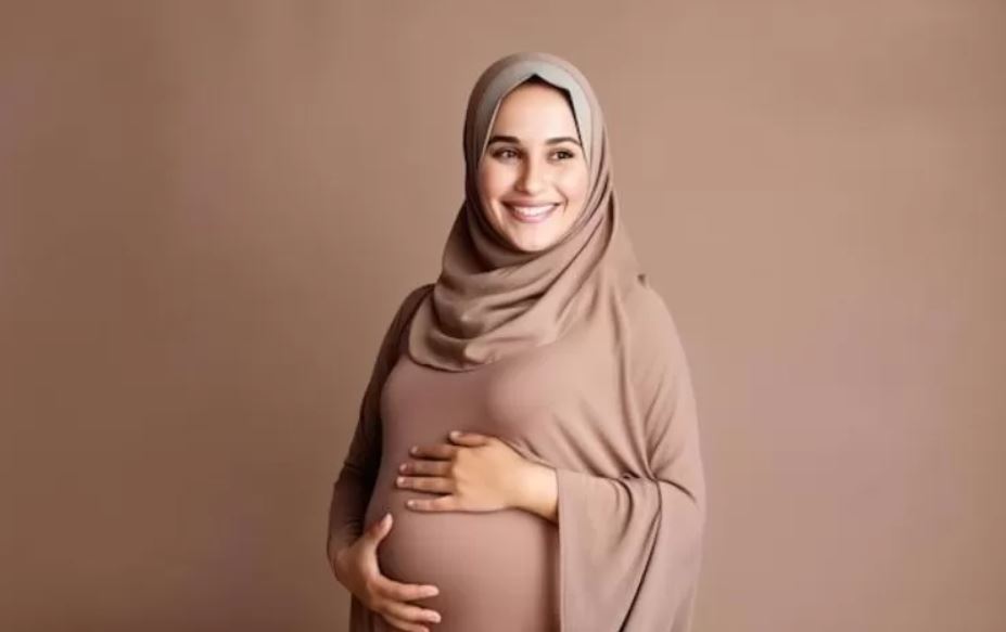  Boleh atau tidak? Simak panduan medis dan hukum Islam agar puasa tetap aman selama kehamilan.
