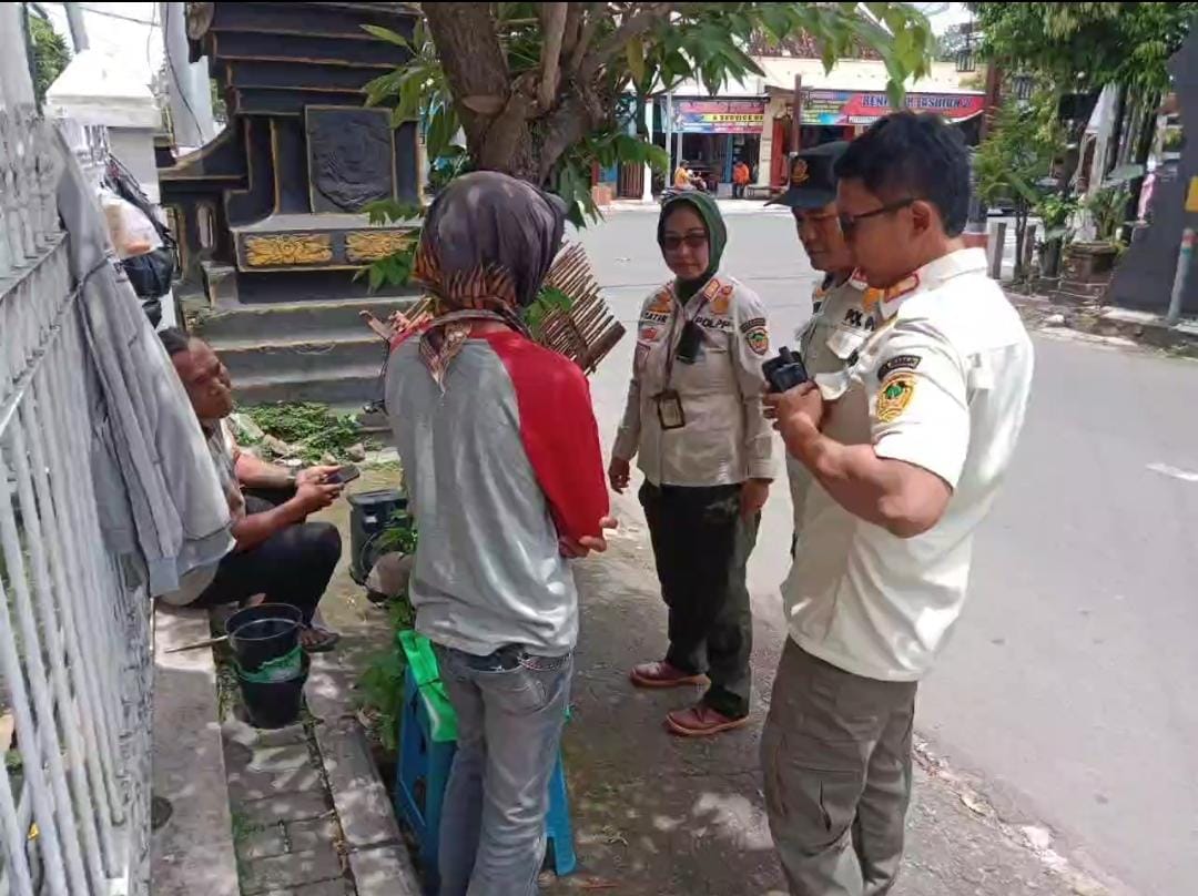 PENERTIBAN: Petugas Satpol PP dan Damkar Kabupaten Madiun mengamankan gepeng di sejumlah titik strategis Kota Caruban saat razia ketertiban umum. FOTO: SATPOL PP MADIUN