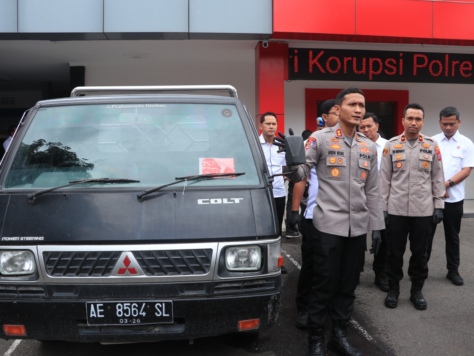 BARANG BUKTI: Polisi menunjukkan pelaku EDS, mantan karyawan penggilingan padi yang mencuri pikap beserta gabah 3,5 ton di Sukorejo, Ponorogo. SUGENG DWI N/RADAR PONOROGO