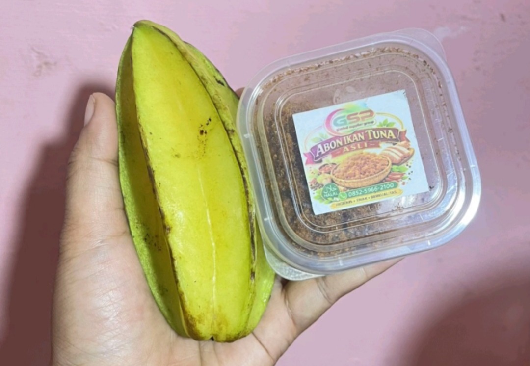 MENU DISOROT: Paket MBG berisi abon tuna dan belimbing di Kecamatan Kebonagung menuai keluhan wali murid karena dinilai kurang layak. FOTO: ISTIMEWA