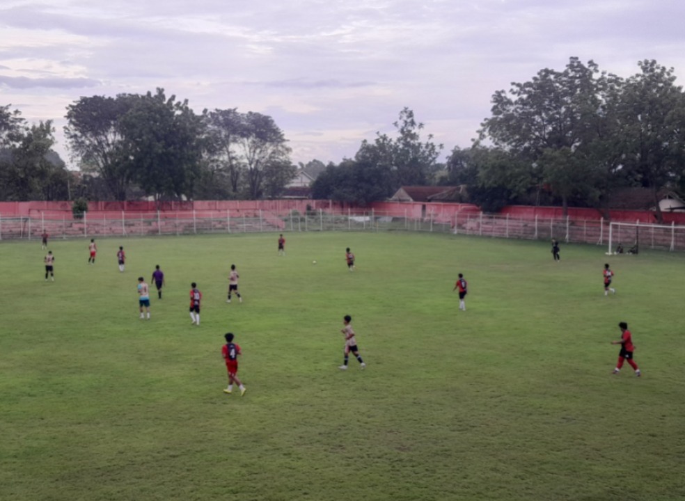 LATIHAN PUASA: Pemain Persinga Ngawi tetap menjalani latihan rutin di Stadion Ketonggo meski menjalani ibadah puasa Ramadan. ASEP SYAEFUL/RADAR NGAWI