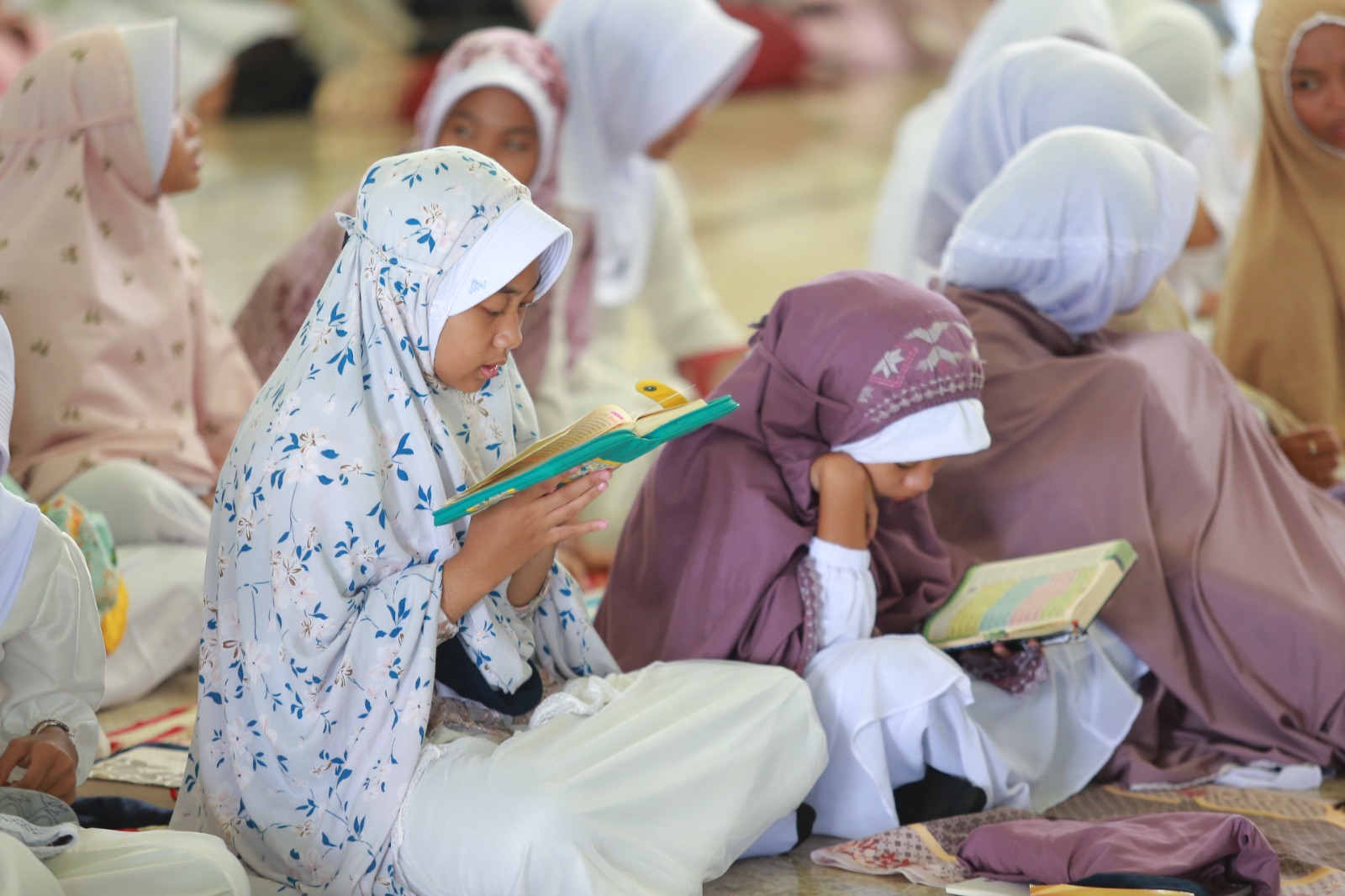 BERKAH RAMADAN: Ratusan pelajar SMP mengikuti Pondok Ramadan di Masjid Agung Baitul Hakim sebagai penguatan karakter dan keimanan siswa. BAGAS BIMANTARA/RADAR MADIUN