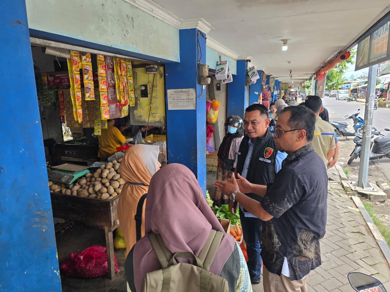 CEK HARGA: Tim Badan Pangan Nasional melakukan sidak harga bahan pokok di Pasar Umum Caruban dan menemukan cabai rawit serta Minyakita dijual di atas ketentuan. LODITYA FERNANDES/RADAR MADIUN