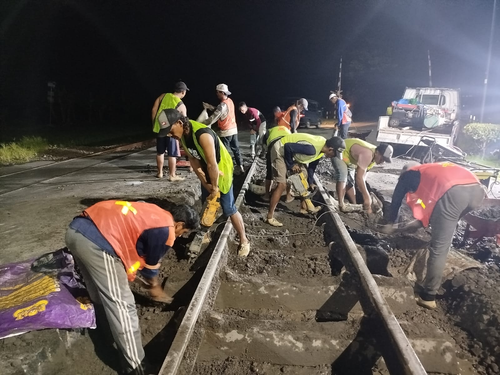 PERAWATAN REL: Petugas KAI Daop 7 Madiun melakukan perbaikan geometri jalur di perlintasan sebidang guna meningkatkan keselamatan perjalanan kereta api. FOTO: DAOP 7 MADIUN