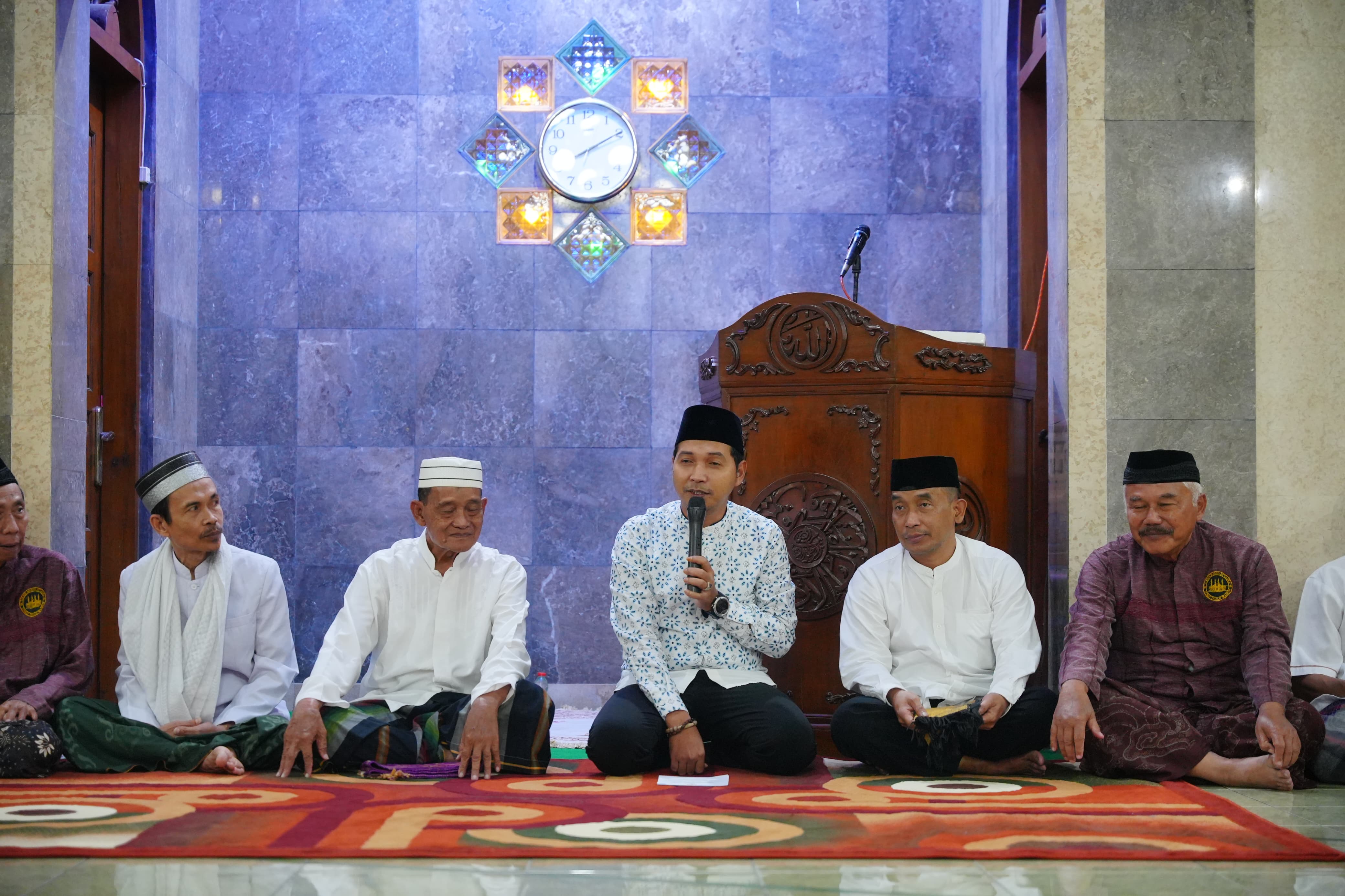 SAFARI RAMADAN: Plt Wali Kota Madiun F. Bagus Panuntun salat tarawih bersama warga saat Safari Ramadan di Masjid At-Taqwa, Kelurahan Klegen. FOTO: DISKOMINFO KOTA MADIUN