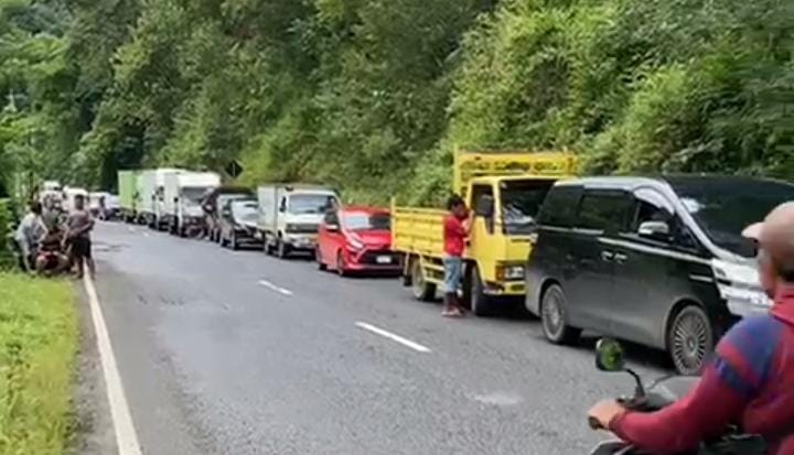 LONGSOR JALUR PROVINSI: Material tanah dan batu menutup jalur Pacitan&ndash;Ponorogo di Desa Kemuning, Tegalombo, Jumat (27/2), menyebabkan akses kendaraan lumpuh total.
