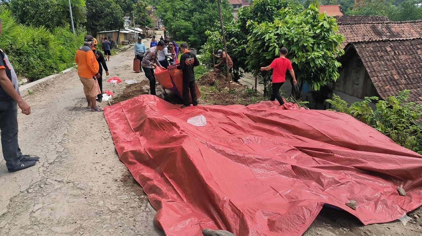 RUSAK: Rumah warga Desa Sumberbendo, Saradan mengalami kerusakan setelah bahu jalan desa ambles akibat hujan terus-menerus. FOTO: BPBD MADIUN