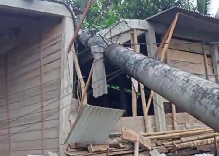 MENIMPA RUMAH: Petugas PLN ULP Balong memasang tiang darurat setelah tiang listrik roboh menimpa rumah warga di Dusun Sobo, Desa Gedangan, Ngrayun.