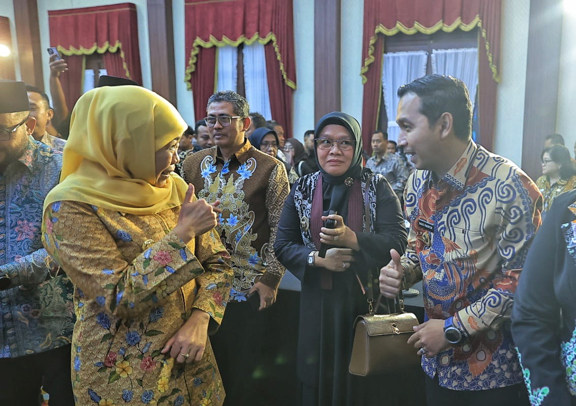 KOORDINASI INFLASI: Plt Wali Kota Madiun F. Bagus Panuntun berbincang dengan Gubernur Jatim Khofifah Indar Parawansa usai HLM pengendalian inflasi di Surabaya. FOTO: WS HENDRO DISKOMINFO KOTA MADIUN