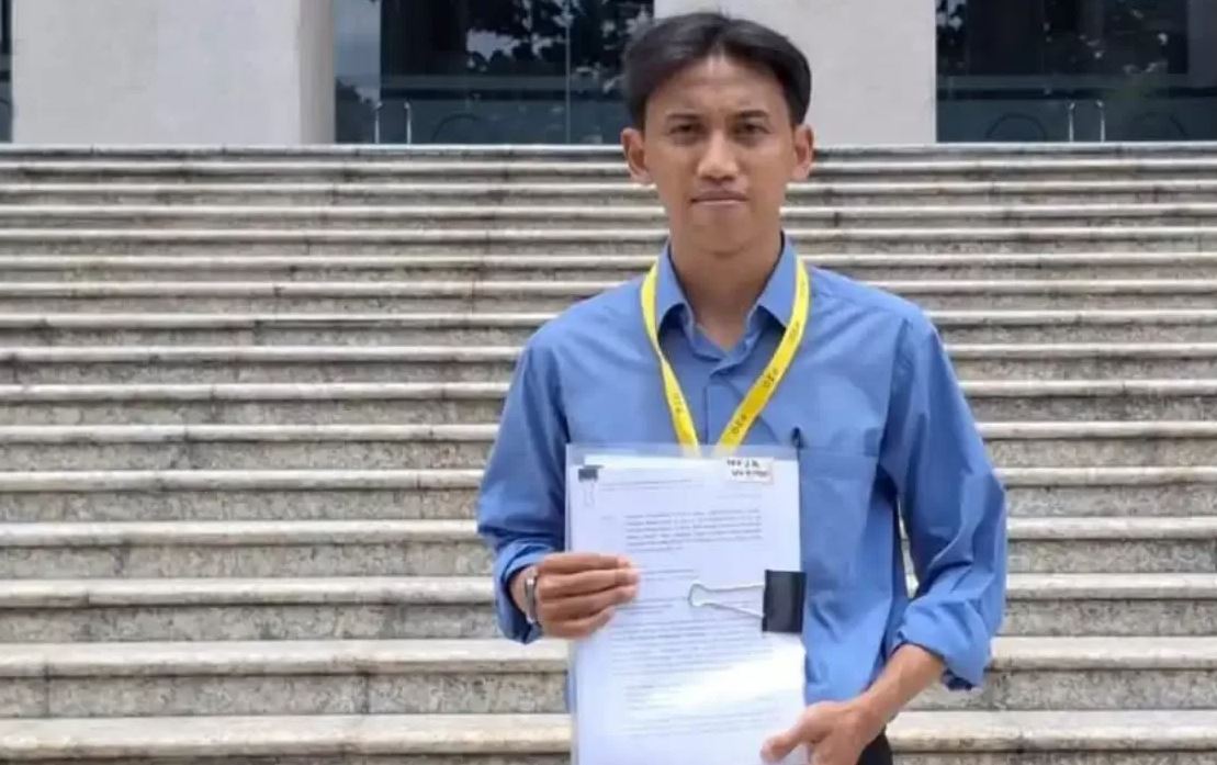 Guru honorer Reza Sudrajat menggugat UU APBN 2026 ke MK.