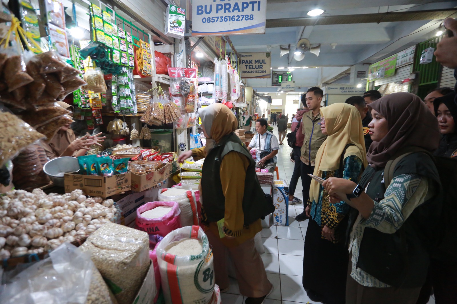 PANTAU HARGA: Satgas Pangan bersama kepolisian melakukan pengecekan harga bahan pokok di pasar guna menjaga stabilitas menjelang Lebaran. BAGAS BIMANTARA/RADAR MADIUN