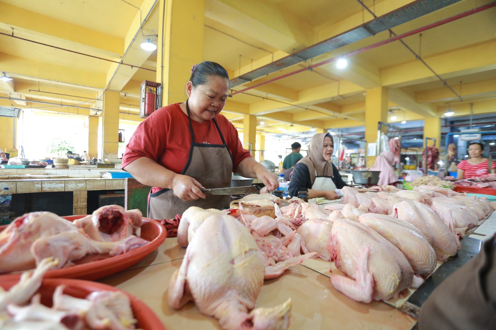 PANTAU HARGA: Aktivitas jual beli daging ayam di Pasar Besar Madiun. Harga ayam mulai naik menjelang Lebaran namun masih di bawah HAP pemerintah. BAGAS BIMANTARA/RADAR MADIUN