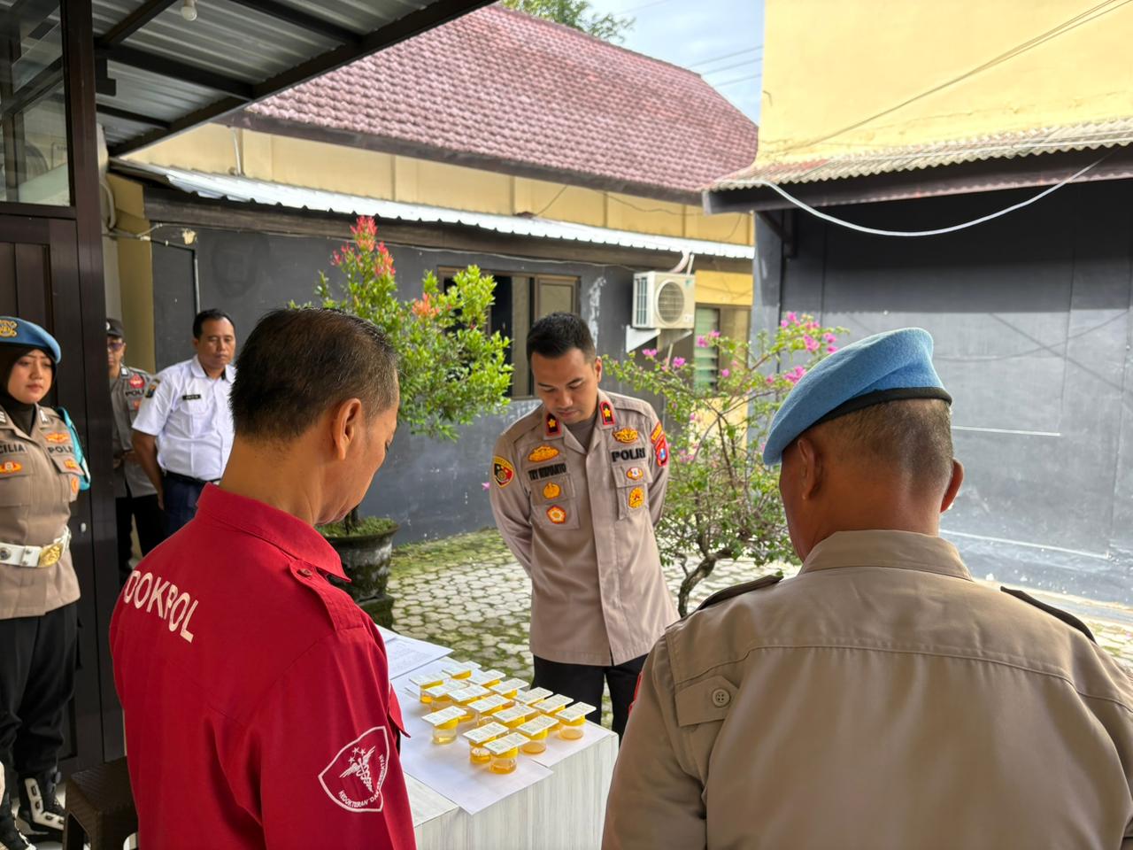 PEMERIKSAAN: Personel Polres Ponorogo mengikuti tes urine massal sebagai deteksi dini penyalahgunaan narkotika di lingkungan kepolisian. FOTO: SUGENG DWI N/RADAR PONOROGO