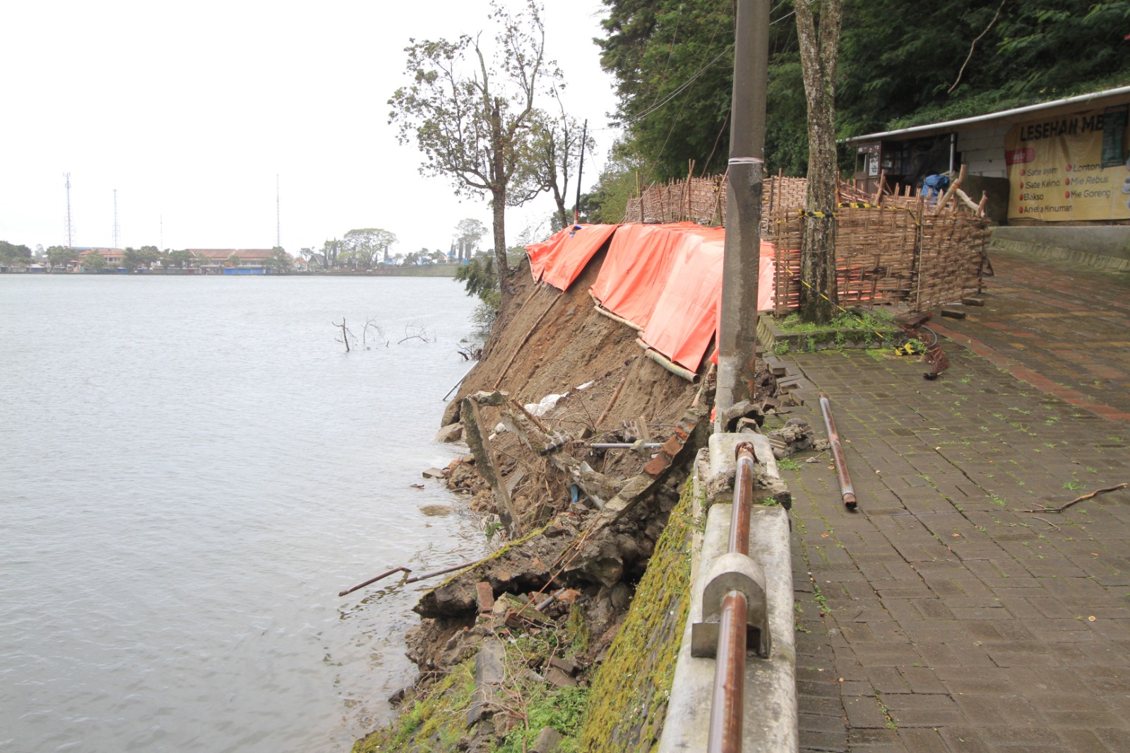 LONGSOR: Area sisi selatan Telaga Sarangan mengalami longsor sepanjang sekitar 70 meter. Aktivitas wisata tetap dibuka dengan pembatasan akses kendaraan. AJI PUTRA/RADAR MAGETAN