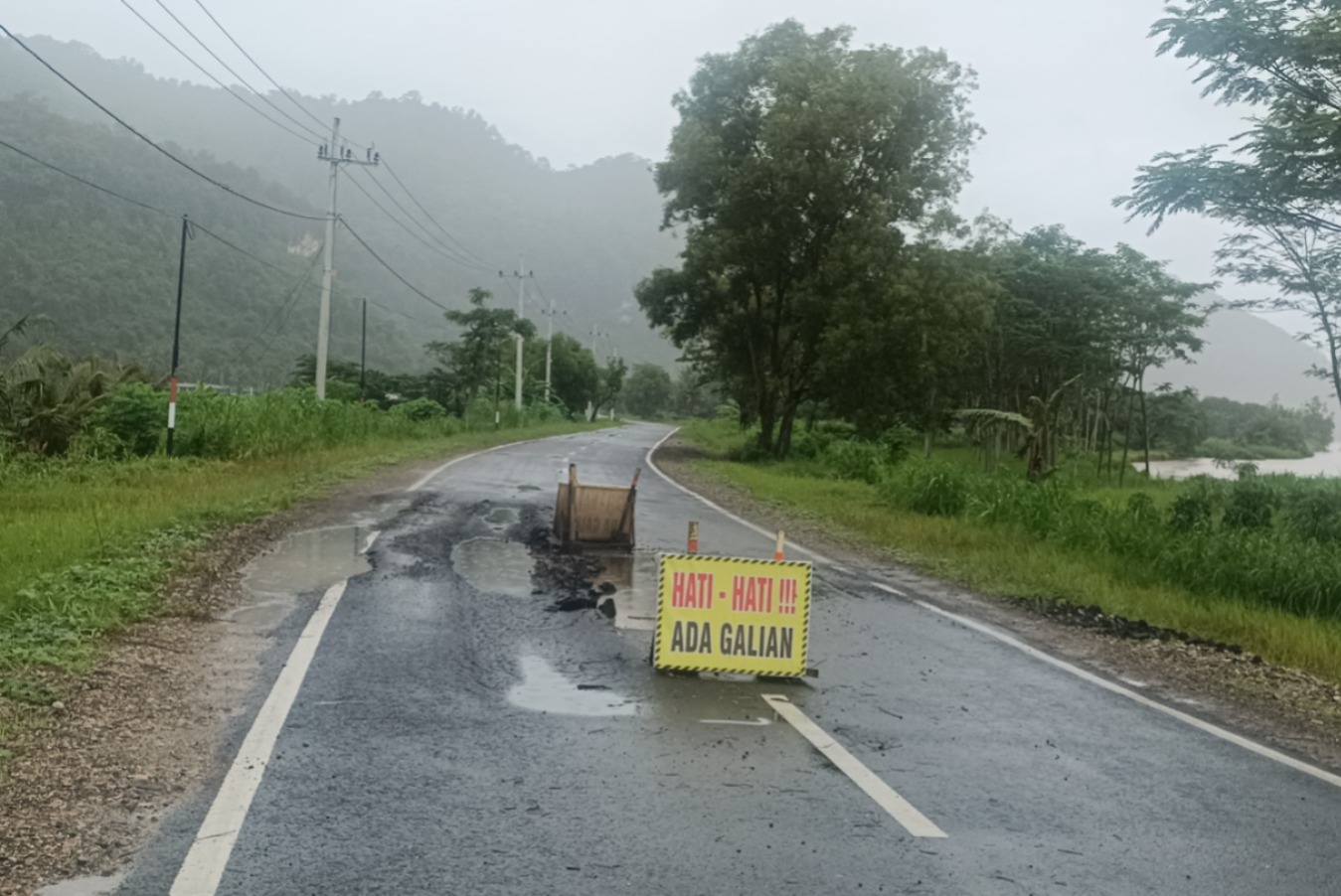 HATI-HATI: Lubang besar muncul di Jalan Tirtoyoso Pacitan meski jalur tersebut baru diresmikan akhir Desember 2025 lalu. NUR CAHYONO/RADAR PACITAN