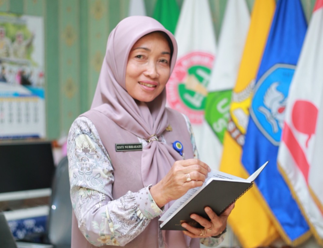 TELADAN DISIPLIN: Kepala SMPN 1 Madiun Esti Nurhayati membiasakan datang paling pagi dan pulang terakhir demi memberi contoh kepada siswa. BAGAS BIMANTARA/RADAR MADIUN