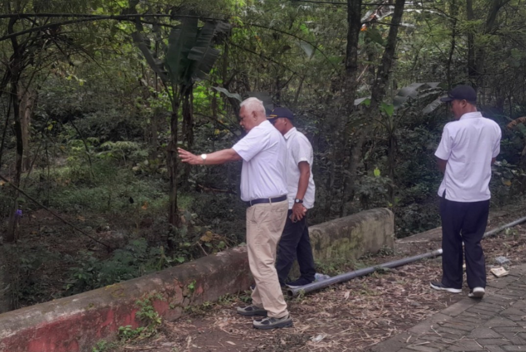 CEK INFRASTRUKTUR: Ketua DPRD Ngawi Yuwono Kartiko meninjau jembatan ambrol di Desa Ngrambe sebagai evaluasi mitigasi bencana. ASEP SYAEFUL/RADAR NGAWI