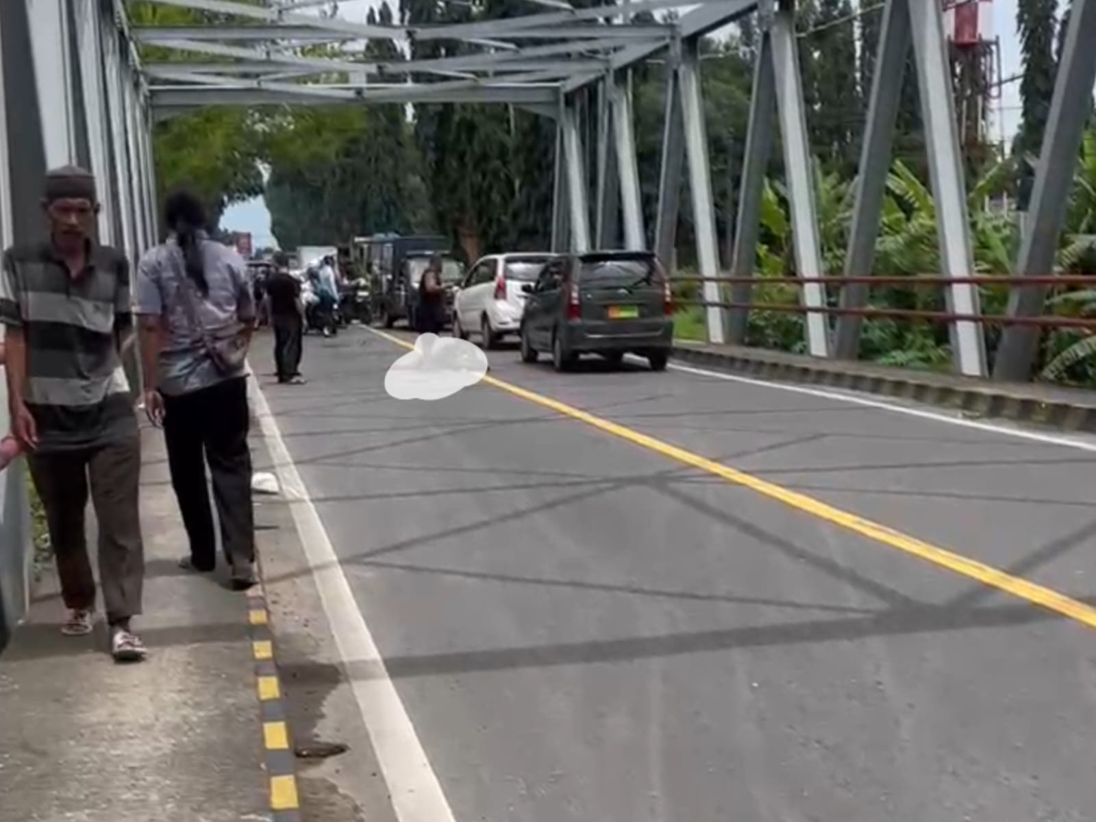 KECELAKAAN: Petugas menangani kecelakaan beruntun melibatkan dua sepeda motor dan bus di jembatan timur Taman Ria Maospati, Sabtu (28/2).