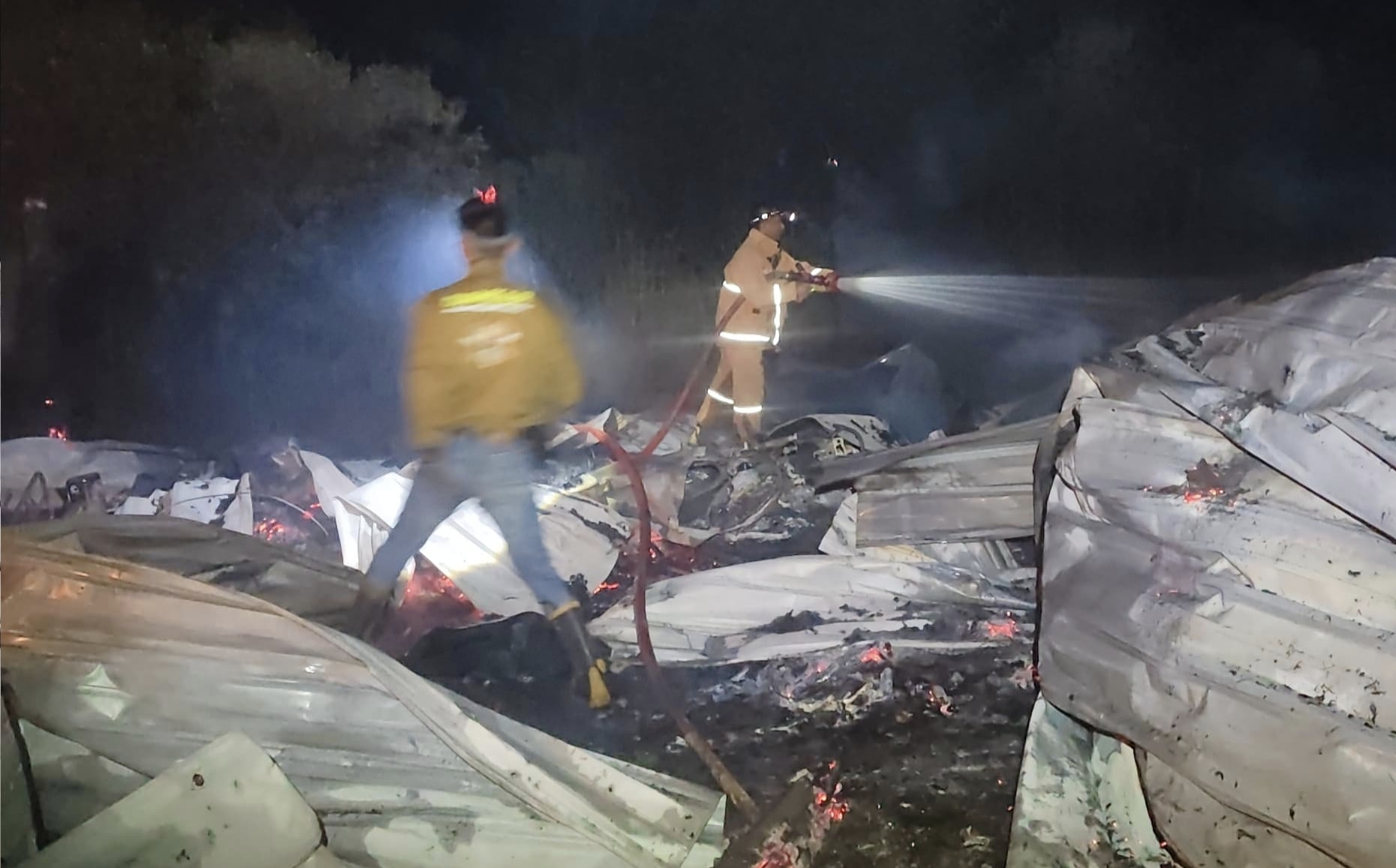 KEBAKARAN: Petugas Damkar Magetan melakukan pemadaman kandang ayam yang terbakar di Desa Pojoksari, Sukomoro, Sabtu dini hari. FOTO: ISTIMEWA