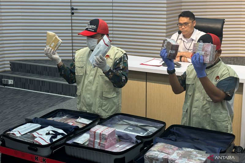 KPK memperlihatkan barang bukti kasus dugaan suap dan gratifikasi impor barang KW di Ditjen Bea Cukai.