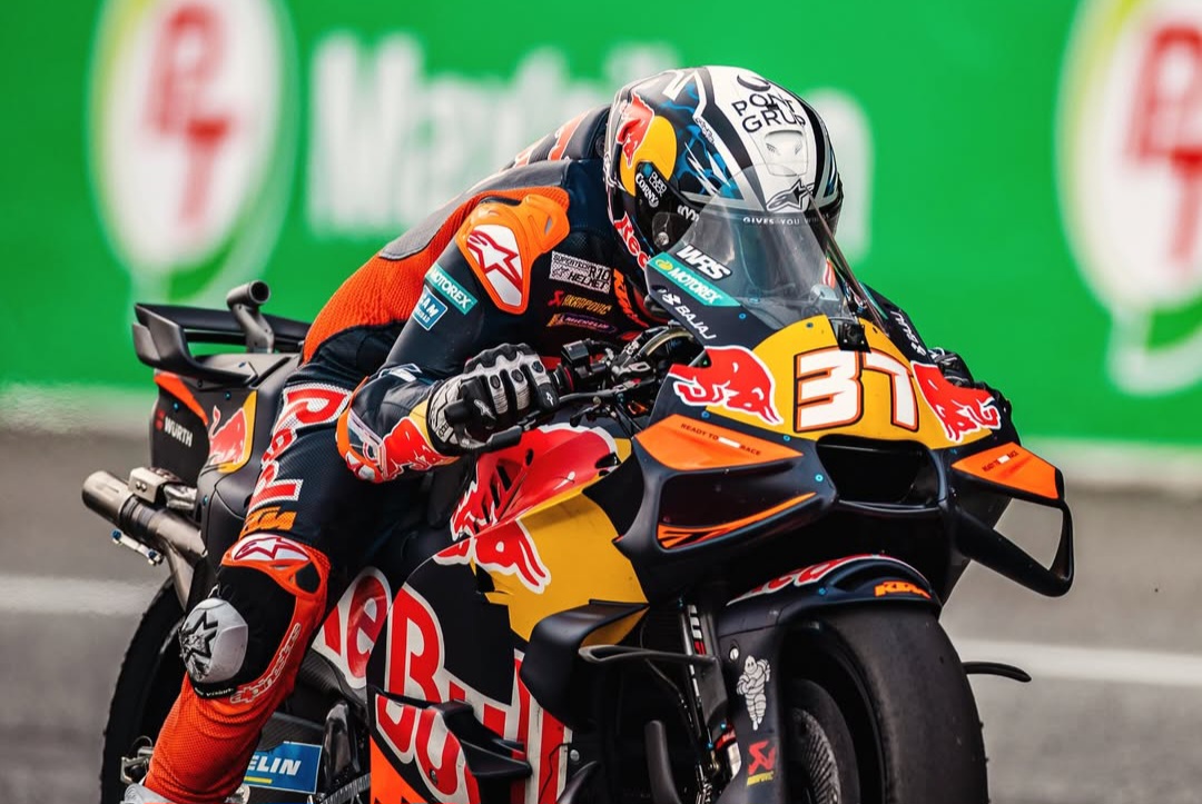 Aksi Pedro Acosta di lintasan MotoGP.