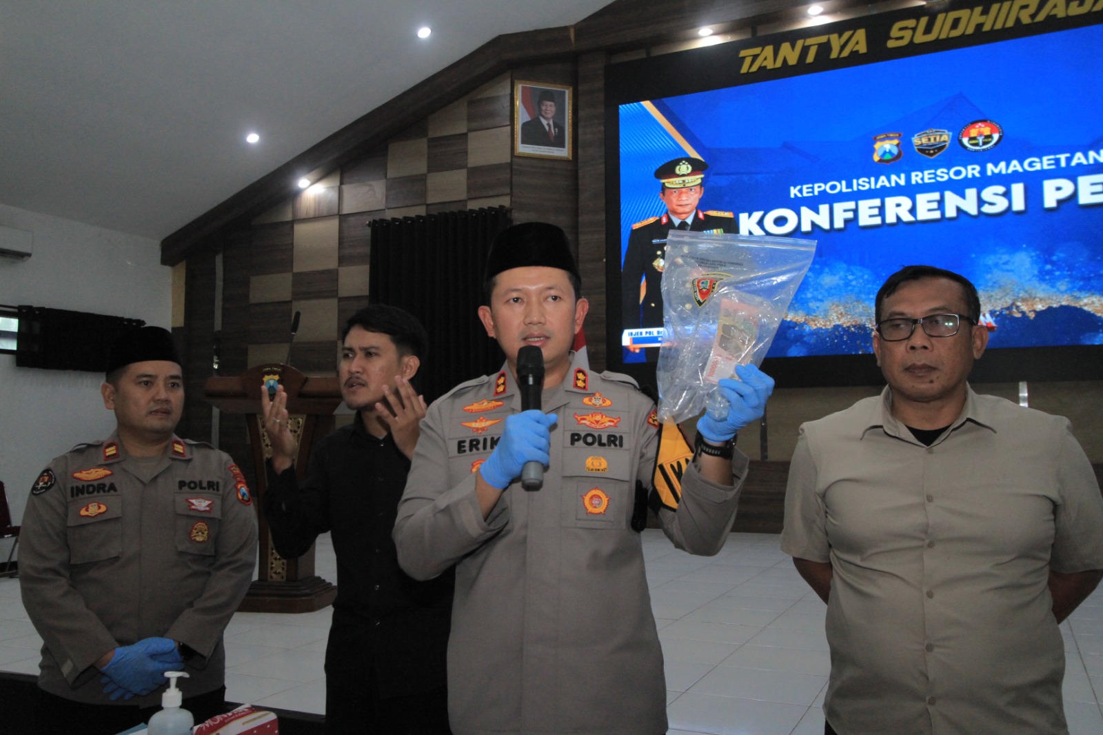 BARANG BUKTI: Polisi menunjukkan puluhan lembar uang pecahan Rp 100 ribu yang diduga palsu hasil pengembangan kasus penggelapan di Magetan. AJI PUTRA/RADAR MAGETAN