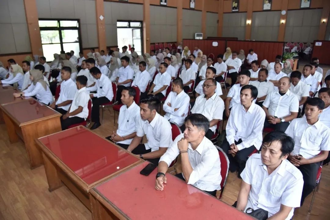 KEPEGAWAIAN: Penyerahan SK PPPK paruh waktu di Pacitan. Tiga pegawai memilih mengundurkan diri karena mendapat pekerjaan dengan penghasilan lebih tinggi. DOK RADAR PACITAN