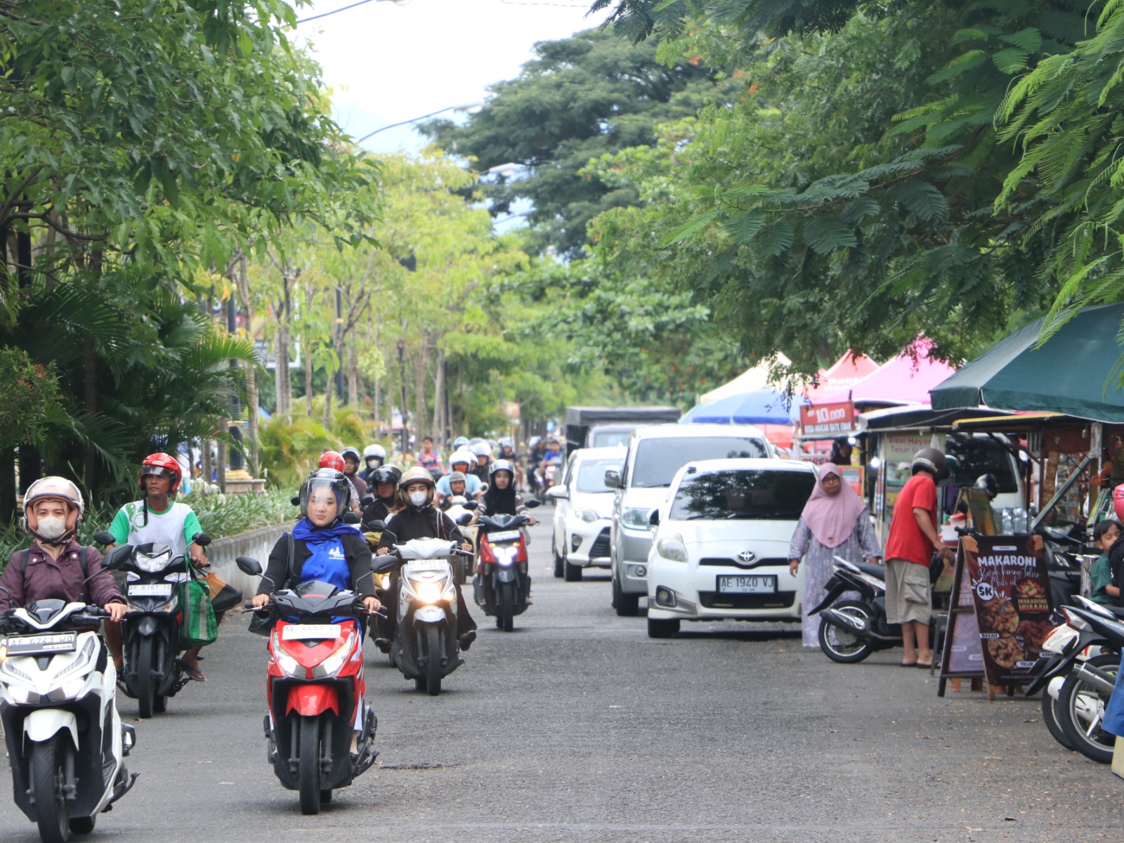 PADAT: Warga memadati Jalan Baru Ponorogo saat ngabuburit dan berburu takjil menjelang waktu berbuka puasa. SUGENG DWI N/RADAR PONOROGO