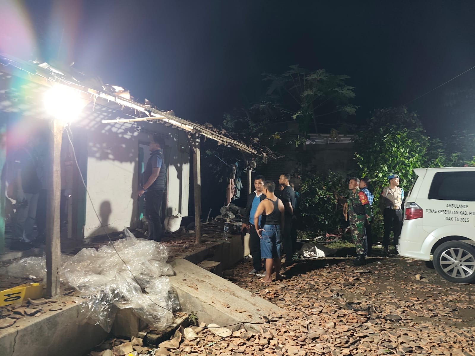 LOKASI LEDAKAN: Warga berkumpul di lokasi ledakan diduga petasan di Desa Ploso Jenar, Kauman, Ponorogo, Minggu (1/3). SUGENG DWI N/RADAR PONOROGO