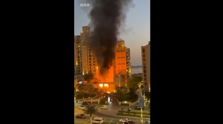 Hotel mewah di Dubai terbakar usai serangan Iran.