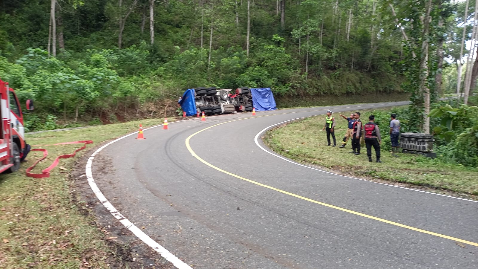 KECELAKAAN: Truk tangki pengangkut BBM milik Pertamina terperosok di selokan jalur Pacitan-Solo di Desa Dadapan, Pringkuku, Minggu (1/3). FOTO: ISTIMEWA
