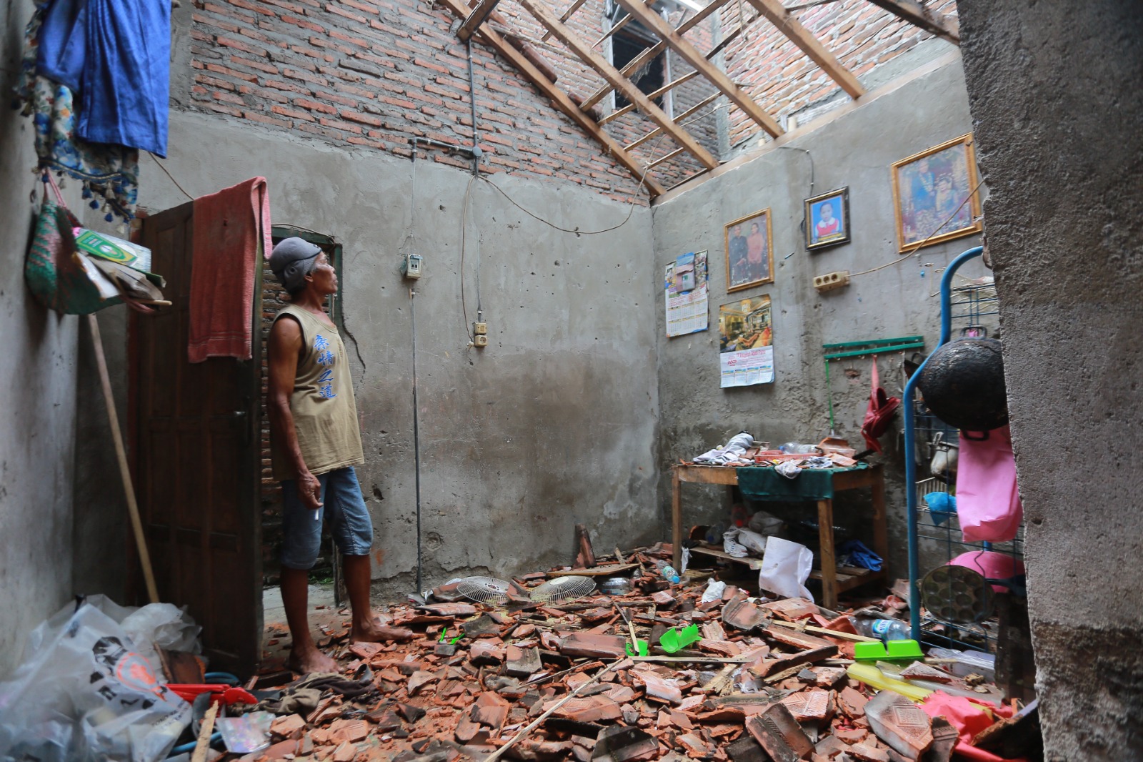 TAK BERATAP: Kondisi salah satu ruangan rumah Wahyu Zu&rsquo;ari di Kelurahan Manguharjo yang ambruk akibat material atap lapuk, Minggu (1/3). BAGAS BIMANTARA/RADAR MADIUN