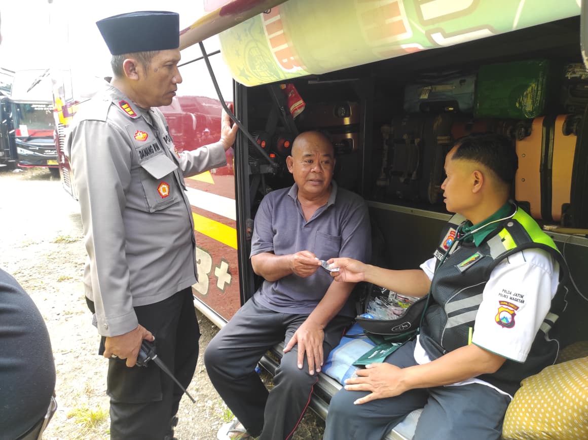 PENGAWALAN: Polisi bersama Dishub melakukan ramp check armada bus yang mengangkut ribuan santri Ponpes Al-Fatah Temboro saat mudik Ramadan.