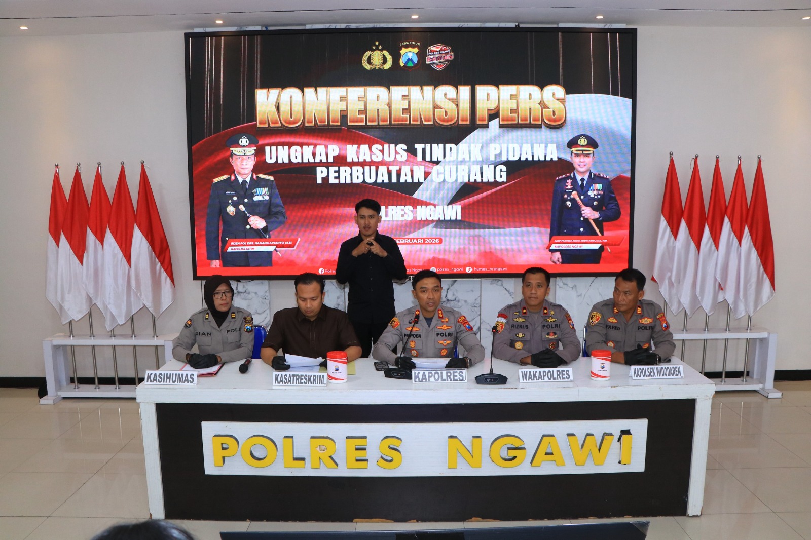 PENIPUAN QRIS: Polisi menunjukkan tersangka kasus penipuan bermodus aktivasi pembayaran digital QRIS saat rilis perkara di Mapolres Ngawi. ASEP SYAEFUL/RADAR NGAWI