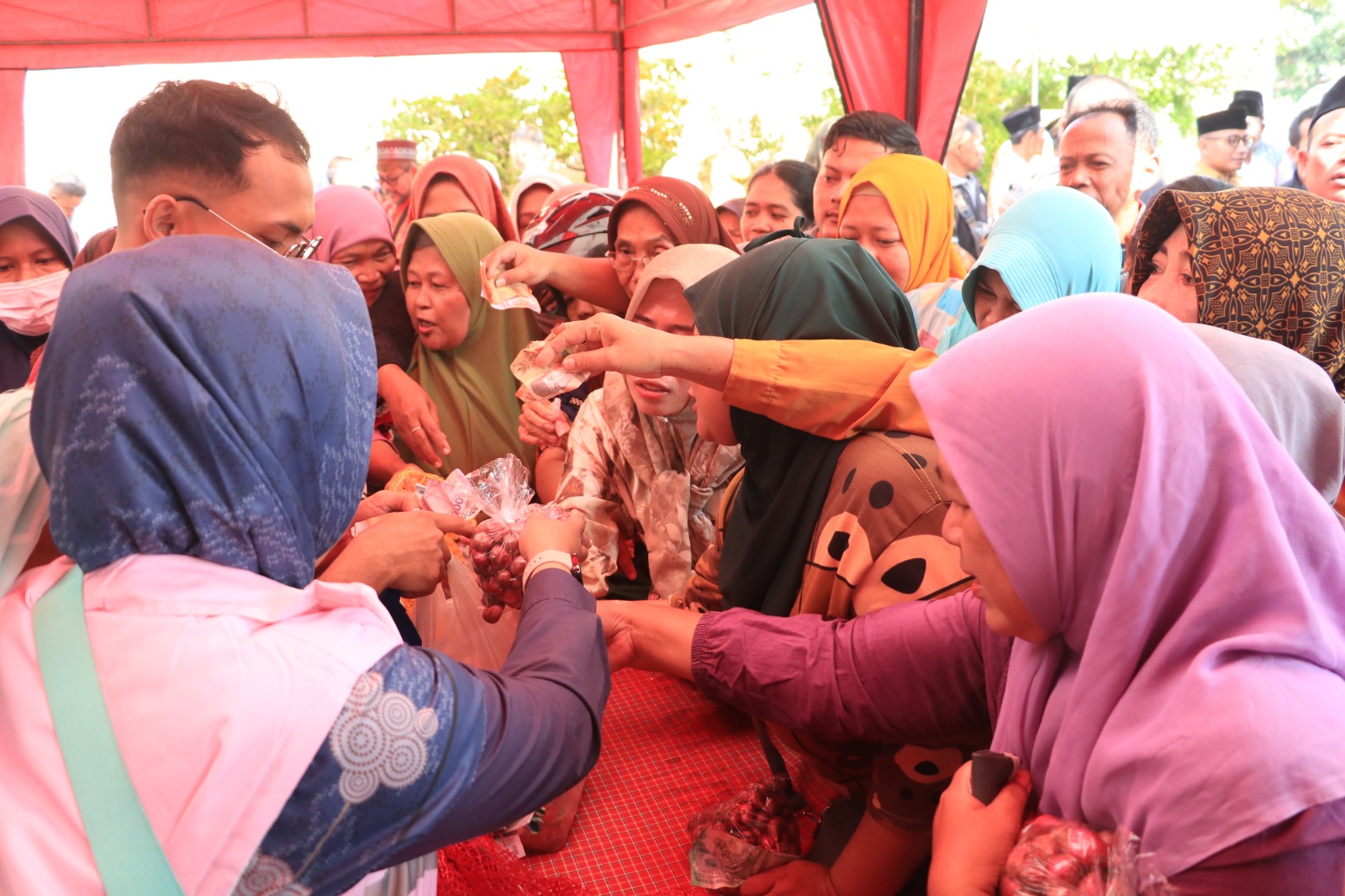 PANGAN MURAH: Warga menyerbu operasi pasar murah Pemkab Ponorogo sebagai upaya menjaga stabilitas harga kebutuhan pokok jelang Lebaran. DOK RADAR PONOROGO