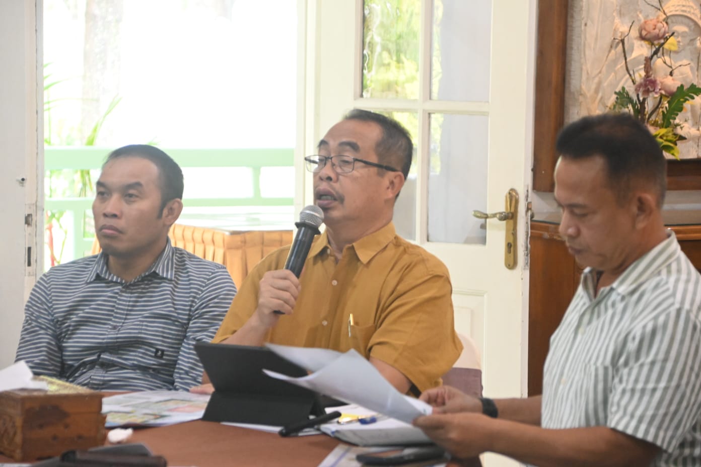 PAPARAN DESAIN: Bupati Madiun bersama jajaran mengikuti pemaparan desain revitalisasi Pasar Dungus yang akan menambah kapasitas kios dan los pedagang. LODITYA FERNANDES/RADAR MADIUN