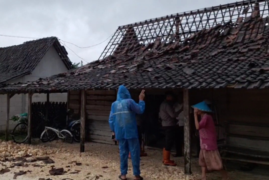 PUTING BELIUNG: Puluhan rumah warga Desa Tambakromo, Kecamatan Padas, Ngawi rusak akibat angin puting beliung, Senin (2/3). ASEP SYAEFUL/RADAR NGAWI