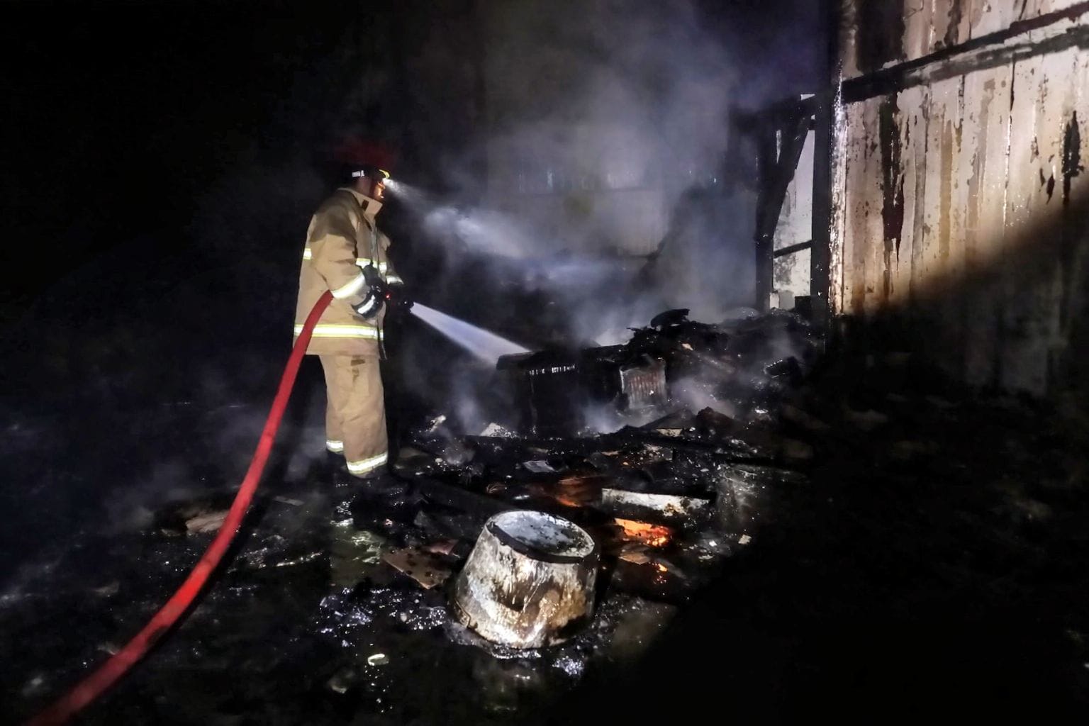 TERBAKAR: Dapur rumah warga Desa Sugihwaras, Kecamatan Saradan hangus terbakar akibat dugaan tungku kayu yang masih menyala dini hari.