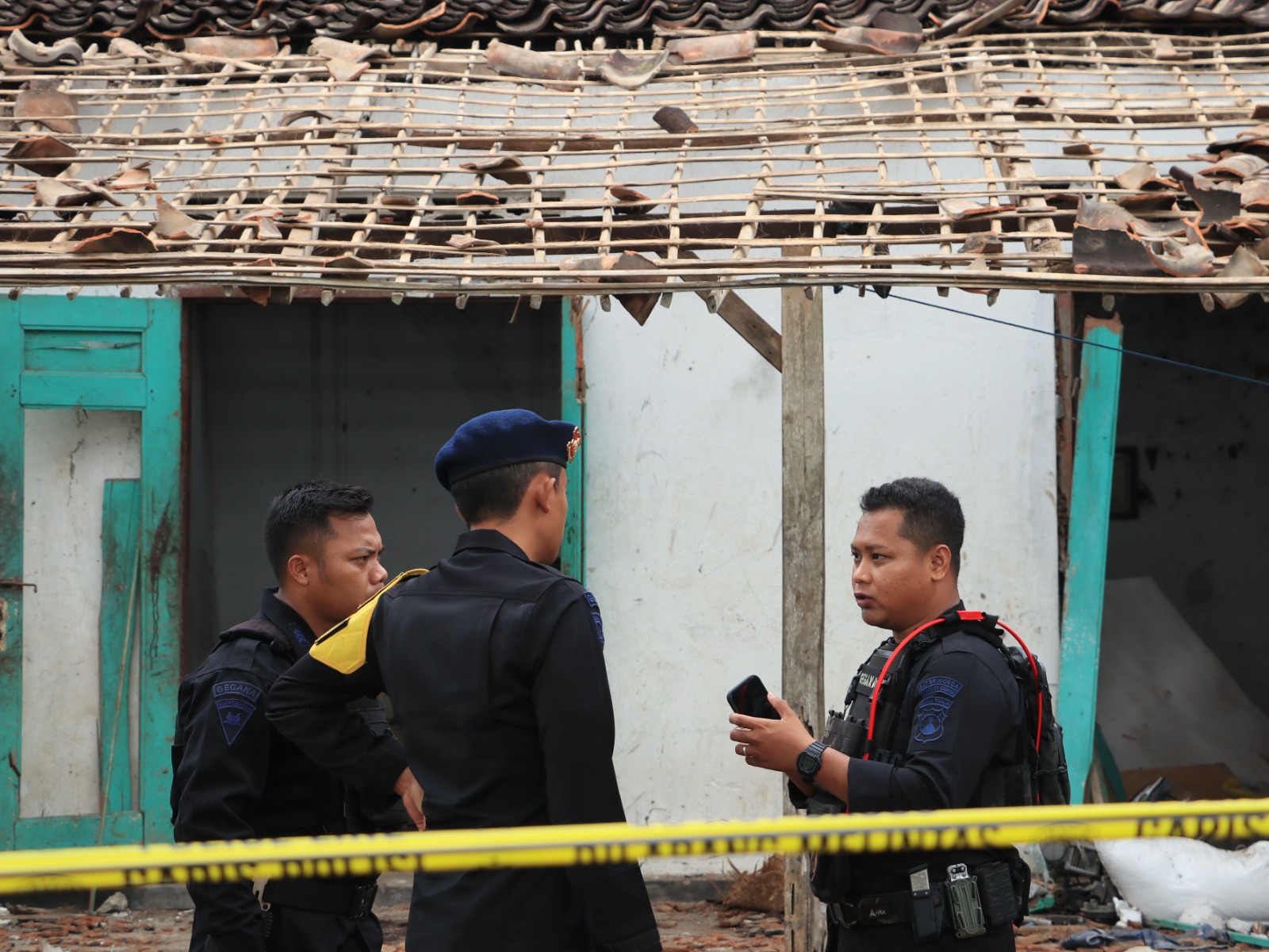 STERILISASI: Tim Gegana Satbrimob Polda Jatim melakukan penyisiran lokasi ledakan petasan di rumah warga Desa Plosojenar, Kauman. SUGENG DWI N/RADAR PONOROGO