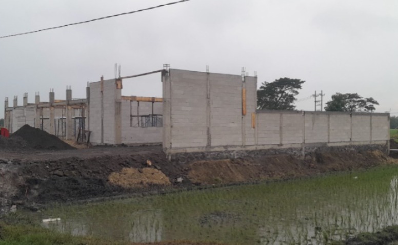 DI LAHAN SAWAH: Gerai Koperasi Desa Merah Putih (KDMP) Desa Beran, Kecamatan Ngawi, berdiri di lahan sawah dilindungi. ASEP SYAEFUL/RADAR NGAWI