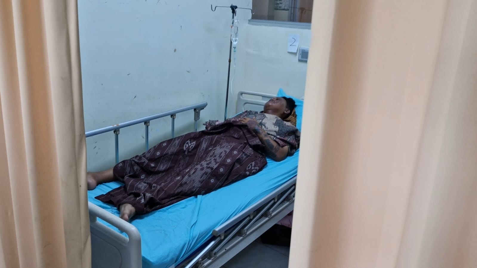PERAWATAN INTENSIF: Korban ledakan petasan di Desa Plosojenar menjalani perawatan di RSUD dr Harjono Ponorogo akibat luka bakar serius. SUGENG DWI N/RADAR PONOROGO