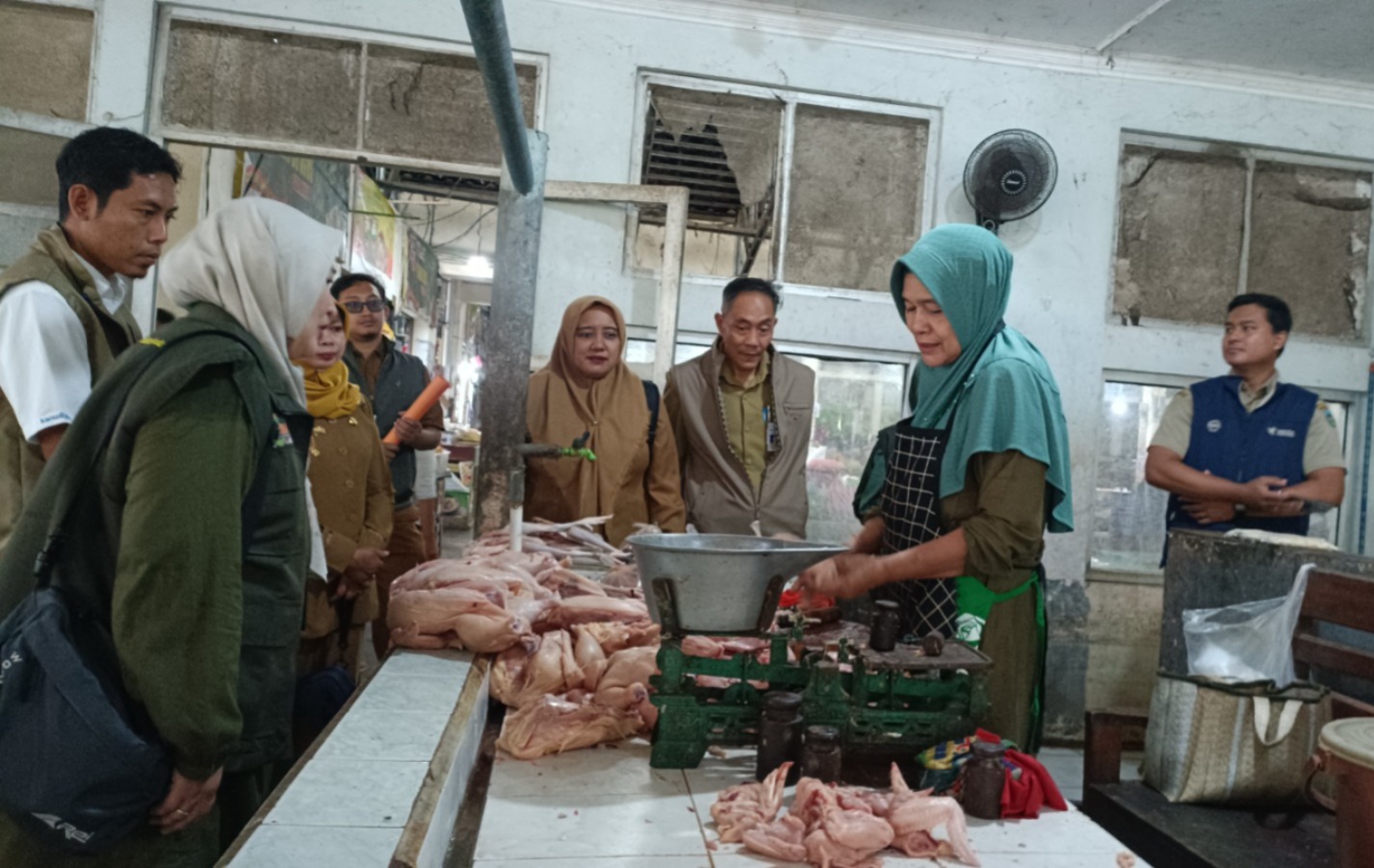 PANTAU HARGA: Petugas Badan Pangan Nasional memantau harga bahan pokok di Pasar Minulyo Pacitan jelang Ramadan. NUR CAHYONO/RADAR PACITAN